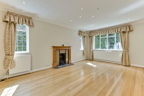 4 bedroom detached house to rent, Granville Close, Weybridge, Surrey, KT13