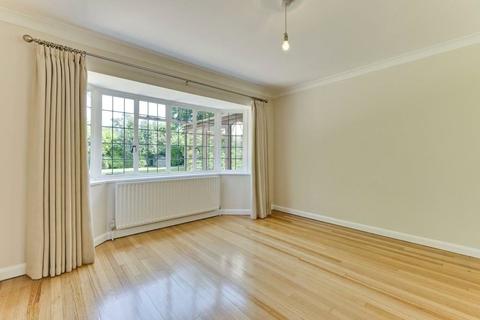 4 bedroom detached house to rent, Granville Close, Weybridge, Surrey, KT13