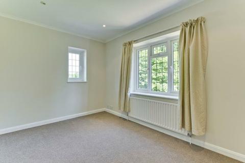 4 bedroom detached house to rent, Granville Close, Weybridge, Surrey, KT13