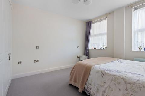 2 bedroom flat for sale, High Road, London N20