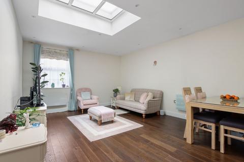 2 bedroom flat for sale, High Road, London N20