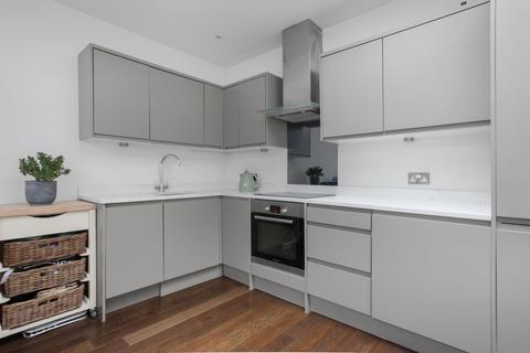 2 bedroom flat for sale, High Road, London N20