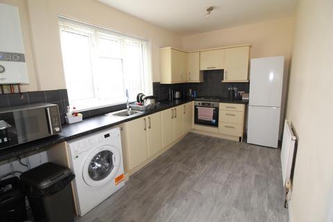 3 bedroom terraced house to rent, Longfield Avenue, Pudsey