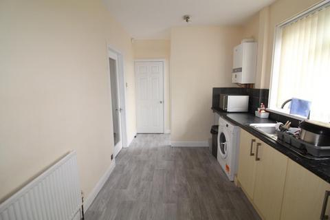 3 bedroom terraced house to rent, Longfield Avenue, Pudsey