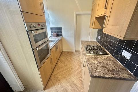 2 bedroom terraced house to rent, George Street, Hipperholme