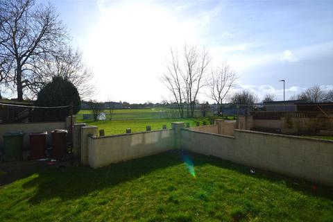 3 bedroom semi-detached house to rent, Queens Park Drive, Castleford