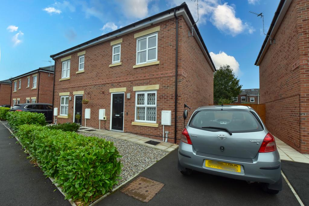 Lemon Tree Grove, Urmston, M41 3 bed semidetached house to rent £
