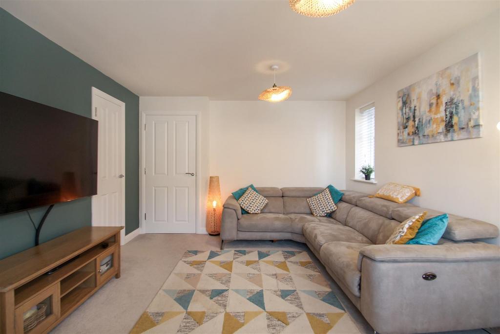Siskin Road, Thrapston NN14 3 bed semidetached house for sale £290,000
