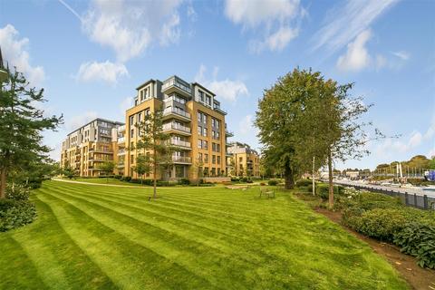 2 bedroom apartment to rent, Pinewood Gardens, Teddington