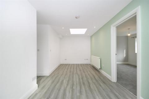 3 bedroom flat to rent, Saxon Drive, W3