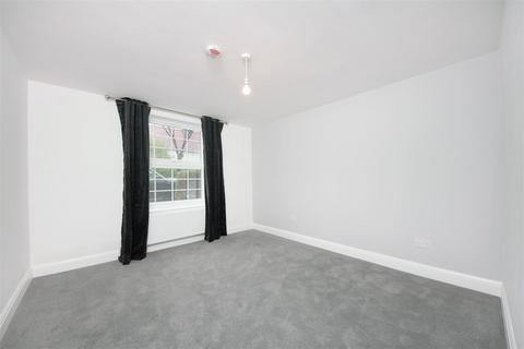 3 bedroom flat to rent, Saxon Drive, W3