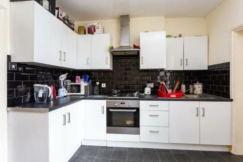 2 bedroom flat to rent, Brighton Avenue, London