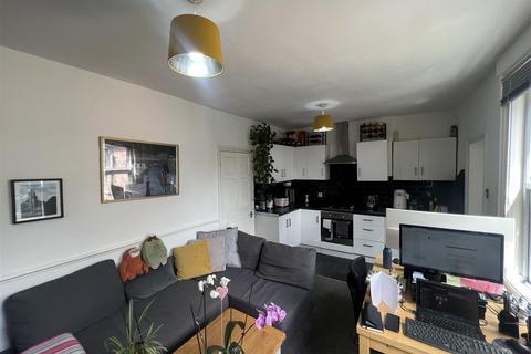 2 bedroom flat to rent, Brighton Avenue, London