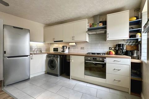 3 bedroom flat for sale, Hazel Close, Noak Bridge SS15