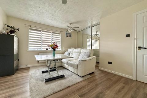 3 bedroom flat for sale, Hazel Close, Noak Bridge SS15