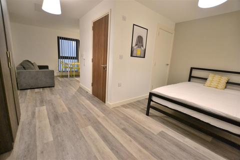 Studio to rent, Parker Street, City Centre