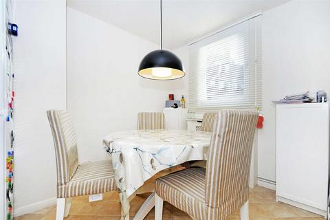 3 bedroom flat for sale, More Close, St Paul's Court, London, W14