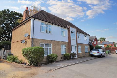 2 bedroom ground floor flat to rent, Dallington Close, Hersham KT12