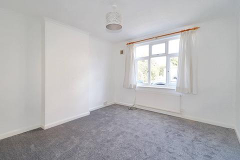 2 bedroom ground floor flat to rent, Dallington Close, Hersham KT12