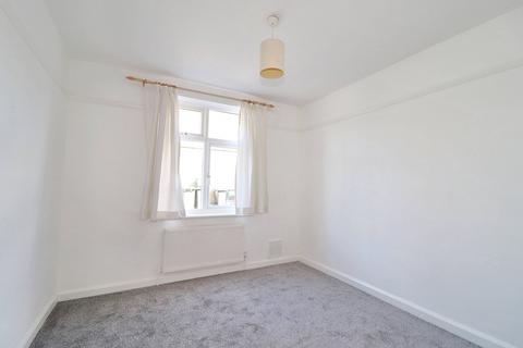 2 bedroom ground floor flat to rent, Dallington Close, Hersham KT12