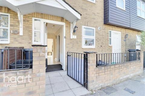 3 bedroom terraced house to rent, Newbury Park, IG2