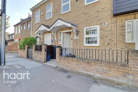 3 bedroom terraced house to rent, Floyd Villas, IG2