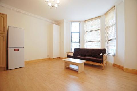 2 bedroom flat to rent, Chardmore Road, Stamford Hill