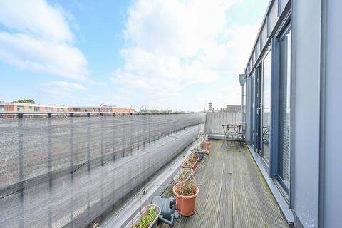 2 bedroom flat to rent, High Street, Acton, London, W3