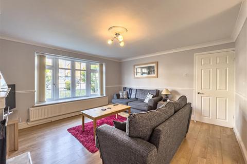 33 Southview Close, Rayleigh, SS6 7LX