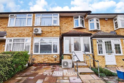 3 bedroom terraced house for sale, Lakeland Close, Chigwell, IG7