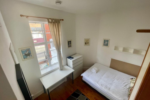 Studio to rent, Fulham Palace Road, Fulham, London, W6