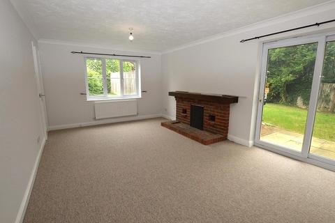 4 bedroom detached house to rent, Woodpecker Crescent, Burgess Hill RH15