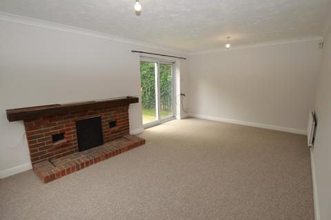 4 bedroom detached house to rent, Woodpecker Crescent, Burgess Hill RH15