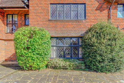 7 bedroom detached house to rent, Horseshoe Lane, Cranleigh GU6