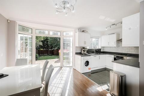 3 Leadale Avenue, London, E4 8AT