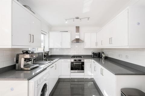 3 Leadale Avenue, London, E4 8AT