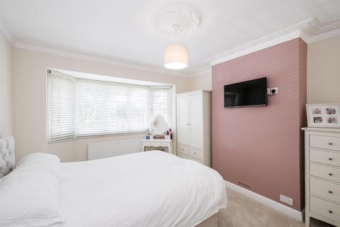 3 Leadale Avenue, London, E4 8AT