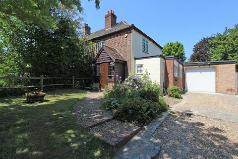 3 bedroom semi-detached house to rent, Coulsdon