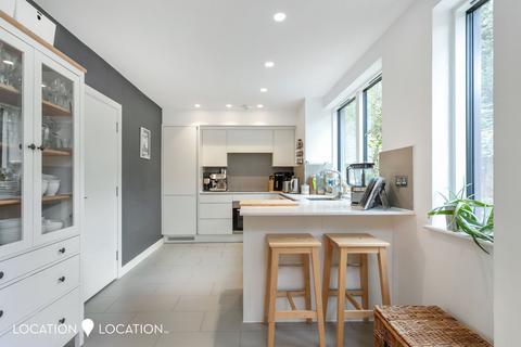 Flat 4, 10 Andre Street, London, E8 2AA