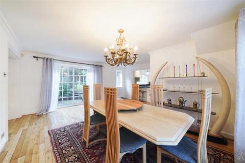 5 bedroom detached house to rent, Sudbury Hill Close, WEMBLEY