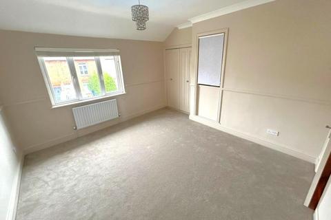 2 bedroom terraced house to rent, Alexandra Road, Addlestone KT15