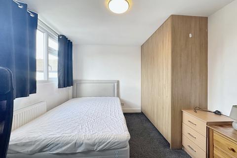 1 bedroom in a house share to rent, Room 2, 10 Barchester Close, Uxbridge, Greater London