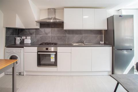 4 bedroom flat to rent, *£150pppw including bills* Derby Road, Nottingham, NG7 1LR