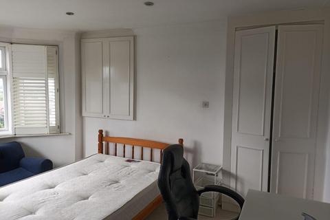 7 bedroom house share to rent, St Marrys Crescent, London NW4