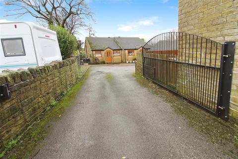 2 bedroom semi-detached bungalow to rent, Beacon Road, Bradford BD6