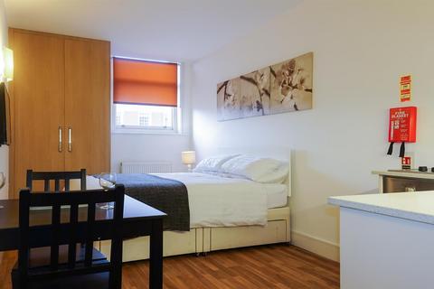 Studio to rent, Kensington High Street, Kensington, W8