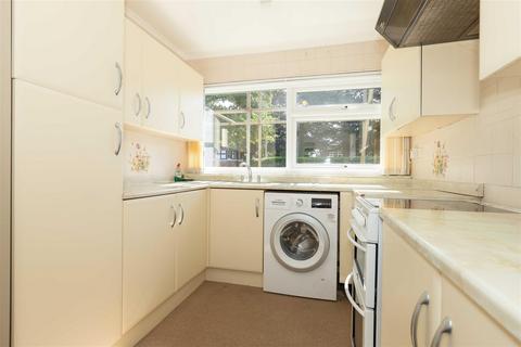 2 bedroom flat for sale, College Gardens, Worthing