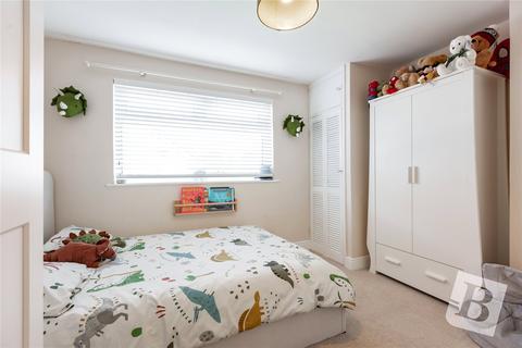 6 Kenway, Rainham, RM13 9PY