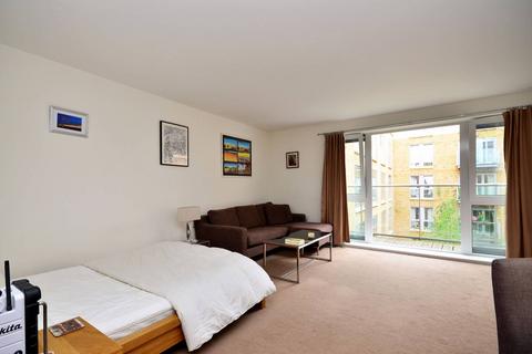 Studio to rent, Kingsway Square, Battersea, London, SW11