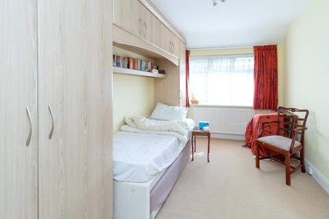 7 Queens Close, Edgware, HA8 7PU